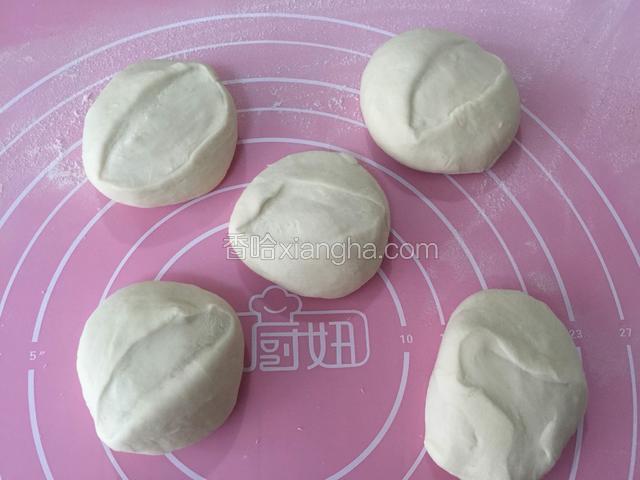把醒发好的面团揉一分钟，再切成大小一致的小面团