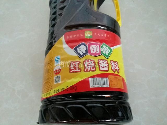 再来张炒此菜所用的红烧酱料的图片，个人认为，伊例家红烧酱料，炒菜上色效果特别好
