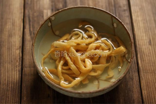 萝卜干用温水泡15分钟。