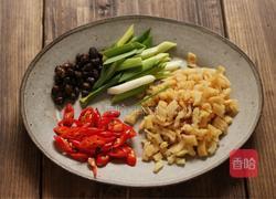 萝卜干炒腊肉的做法图解5