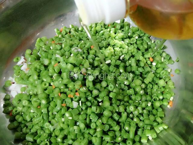 把蔬菜放入大一点的盆里放入适量的花生在搅拌均匀（蔬菜添加油是为了锁住蔬菜里的水分，菜才不会出水）