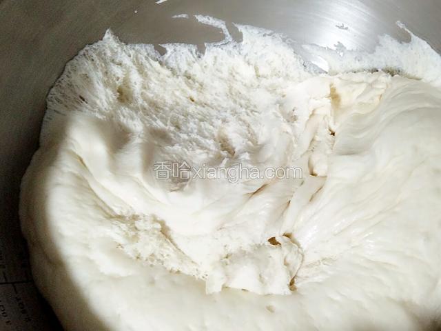 包子的馅调好，面也发好了，就像图中这样，面要起蜂窝状就算醒发成功。