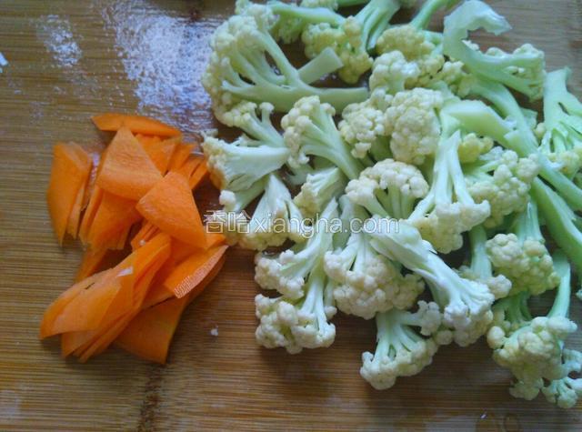 花椰菜洗净切成小块，胡萝卜切片。牛肉顺着