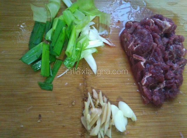 牛肉切横刀片，蒜苗切段，姜、蒜切碎。