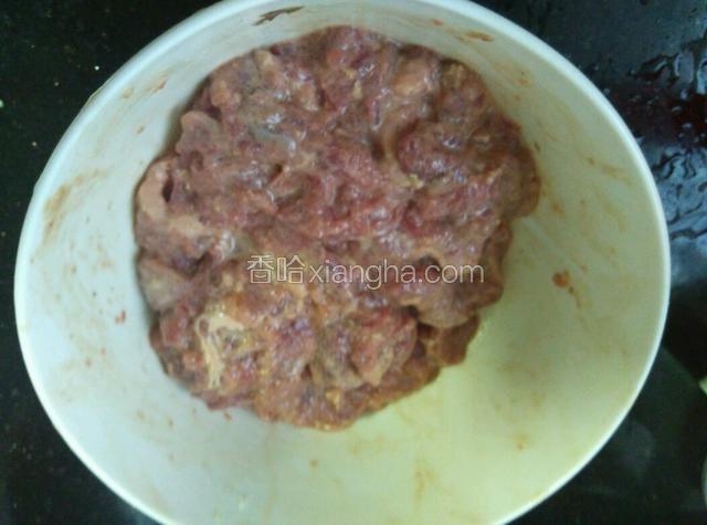 牛肉用适量盐、料酒、胡椒粉、姜末、淀粉腌10分钟。