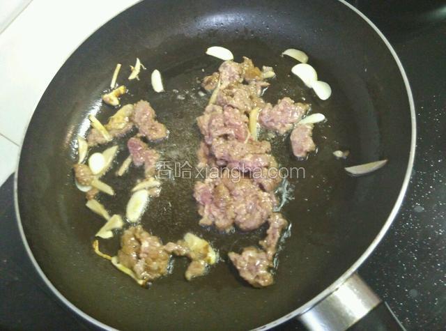 倒入牛肉翻炒至变色。