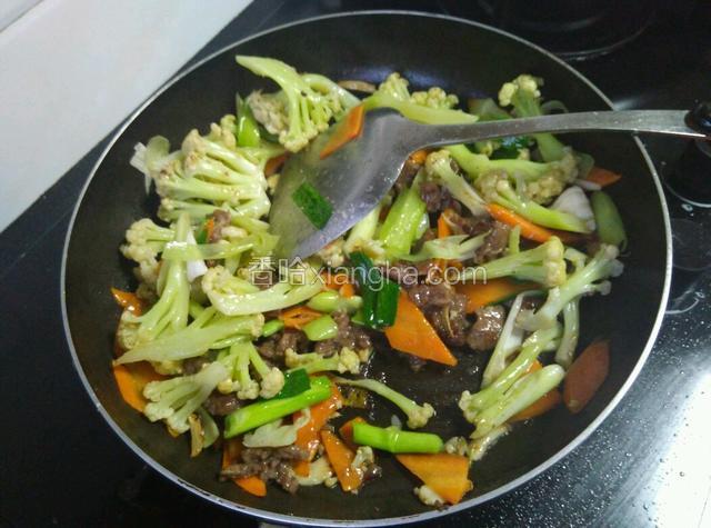 加适量盐，少许味精，烹入料酒，炒匀均可。