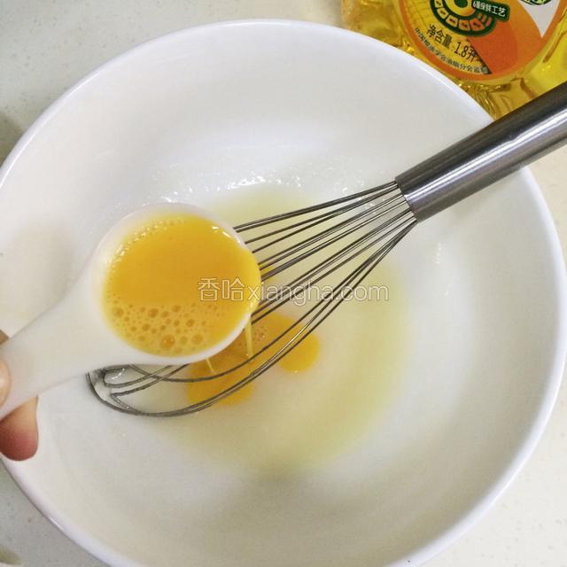 继续加入15克鸡蛋液（即全蛋液）。