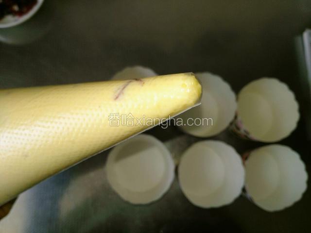 用一个裱花袋或是保鲜袋把蛋糕糊装起来，剪一个口子。