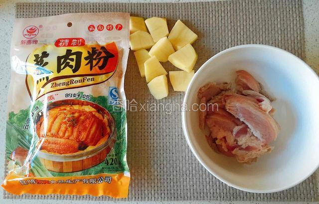五花肉切大片，土豆切块、准备蒸肉粉。