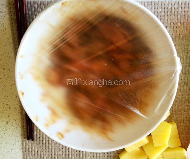 保鲜膜密封静置1-2小时。（放入冰箱更佳）