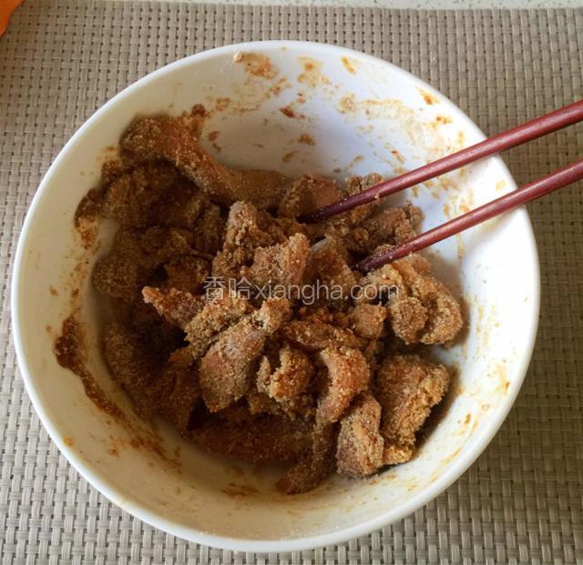 腌制好后加入蒸肉粉拌匀。