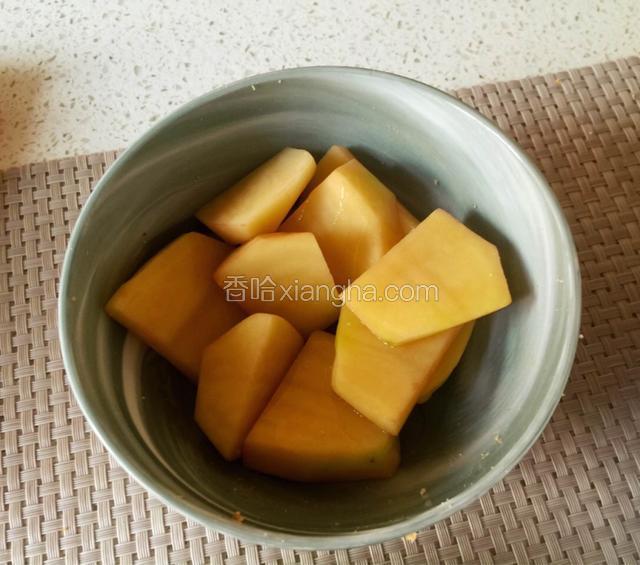 土豆抹油，然后均匀拌上蒸肉粉和盐。