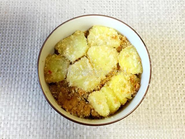 中火蒸一个小时，蒸好后土豆很软。