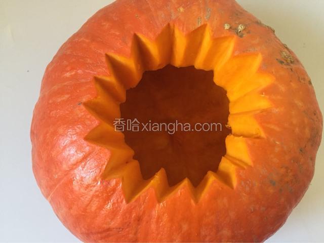 去掉南瓜顶可以做出喜欢的样子，用勺子将南瓜籽掏空，