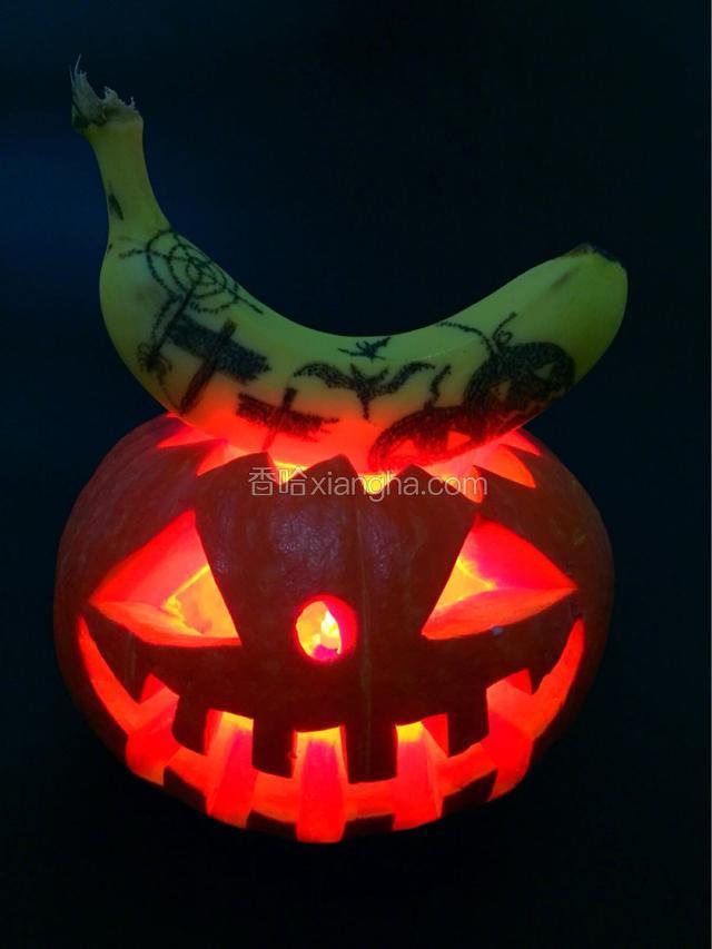 取一根香蕉用铅笔画上万圣节内容的图案轮廓，用针沿着轮廓刺出图案（黑色部分均为针刺的地方）经过一段时间一副万圣节内容的香蕉画就做好了，万圣节快乐