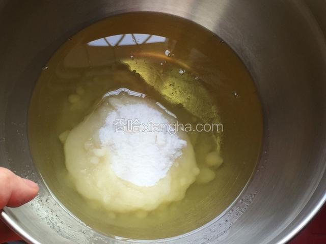 玉米油加糖粉搅拌均匀