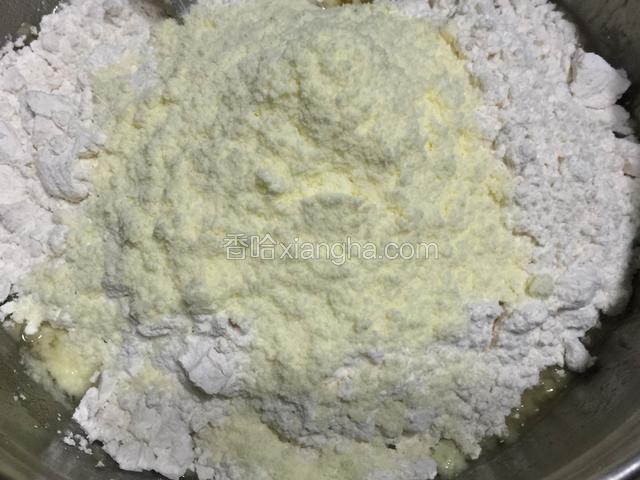 加入低筋面粉和奶粉搅拌均匀
