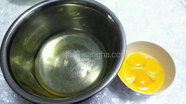 鸡蛋打散，蛋白和蛋清分别装入两个无水无油的容器