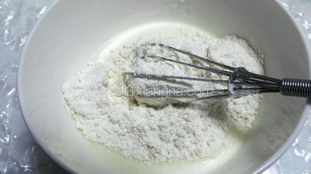 把面粉倒入
