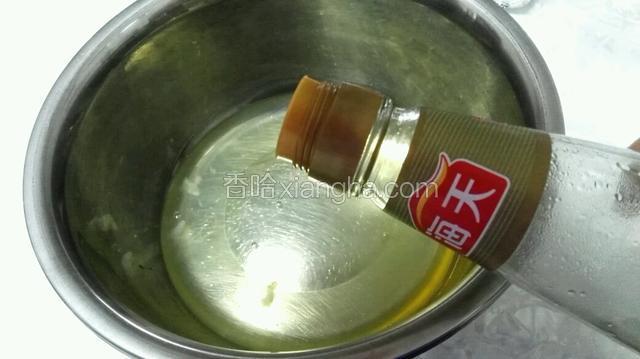 蛋清里加入几滴白醋，分别蛋白打发。
