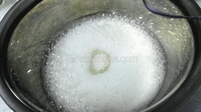打蛋器小档打成大鱼泡时加入20克白糖