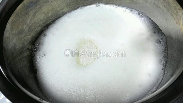中档打成细腻的小泡泡时加入20克白糖