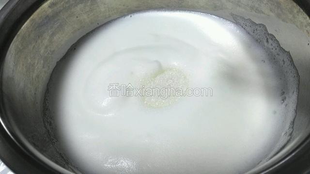 中档打成看得见纹路时加入20克白糖，转小档打