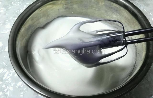 打至提前打蛋器出现尖尖角就可以了。