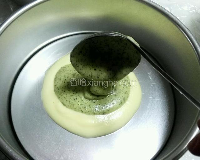 再用另一个勺子舀一勺抹茶糊从中间倒入
