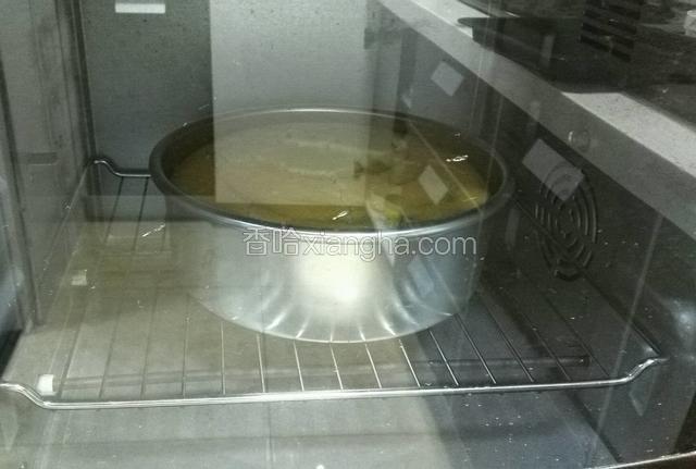 放入烤箱下层150℃上下火50分钟