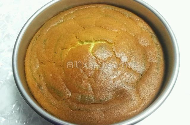 趁热出炉，表面略微开裂了