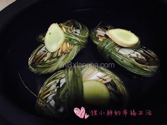大闸蟹放进去，肚子朝上，放适量姜，冷水开煮20-25分钟