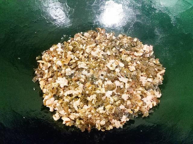 锅中依次下入香菇，木耳，碎米芽菜。中火翻炒均匀，直至闻到菜的香味时加入少量盐，适量鸡精调味即可。