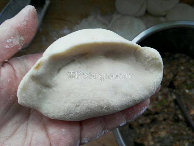 像平常包饺子一样包成大个饺子