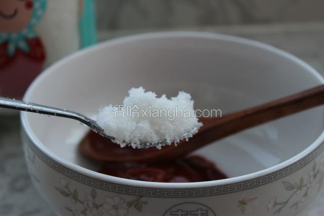 在小碗中调入蕃茄酱、糖、水、白醋，搅拌均匀备用