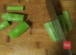 大蒜牛肉丝焖翡翠莴苣的做法图解2