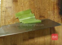 大蒜牛肉丝焖翡翠莴苣的做法图解3