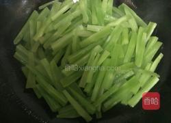 大蒜牛肉丝焖翡翠莴苣的做法图解12