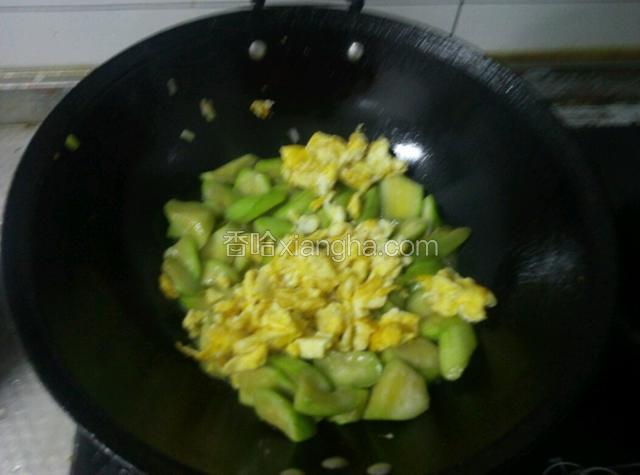 最后加入鸡蛋，炒匀，放入盐和鸡精调味。