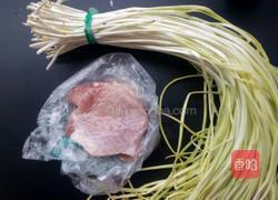 蒜黄炒肉的做法图解1