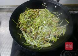 蒜黄炒肉的做法图解7