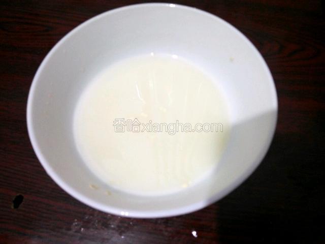 温水冲泡酵母粉，筷子搅拌静置五分钟