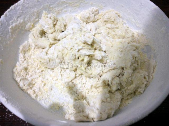 酵母粉水分次倒入面粉内，搅拌成絮状