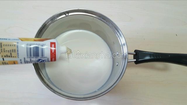 将炼乳适量挤入奶锅，加入白糖搅拌