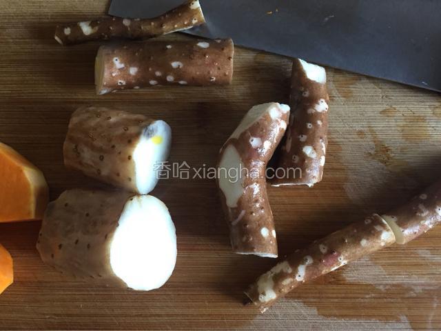 山药切段，不要着急放，等它们蒸10分钟的时候再上锅蒸。