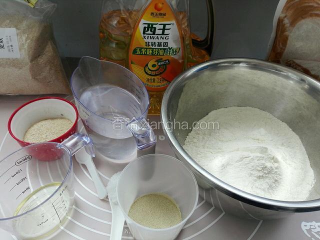 准备食材:高筋面粉，麦麸，盐，酵母，糖，温水，西王玉米胚芽油备齐