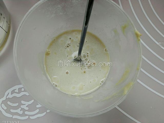 酵母加入80克温水泡上3分钟，让酵母化开