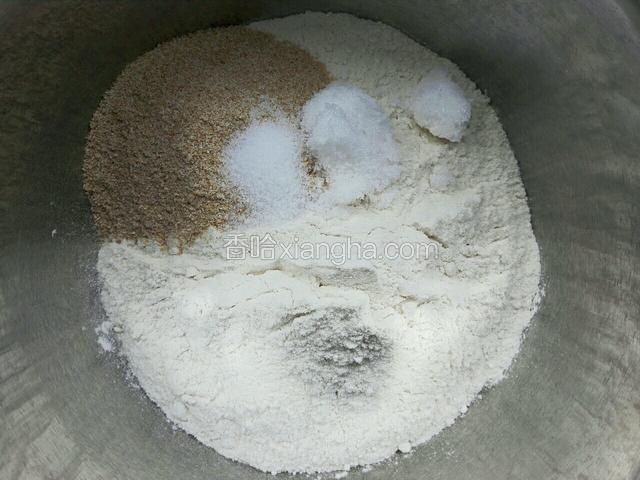 高筋粉，麦麸，盐，糖同放一盆中，干粉拌匀