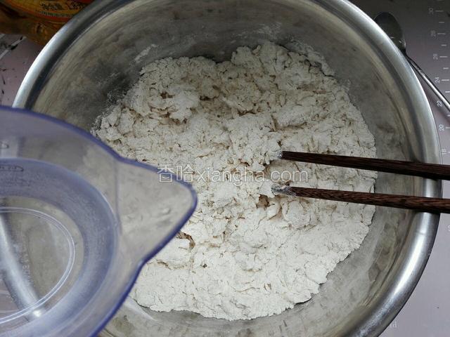 在添加剩余温水和成絮状